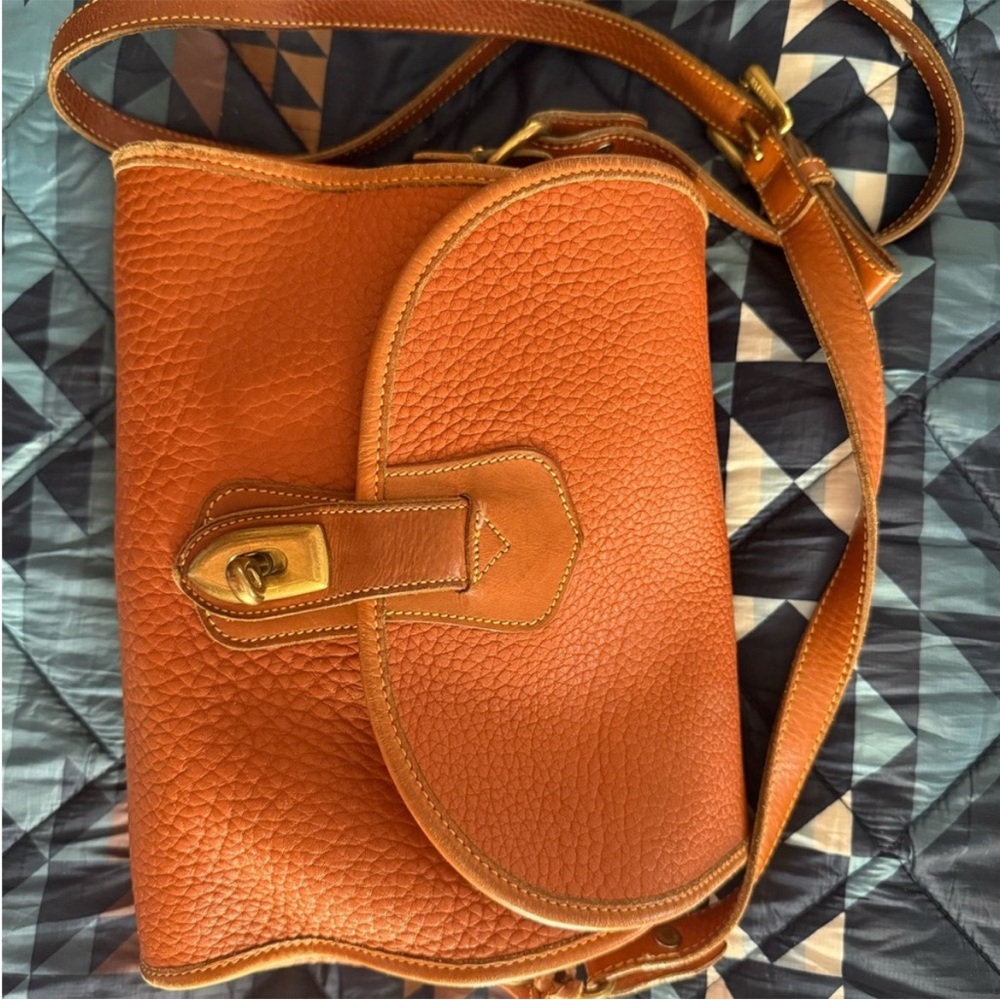 Elegant Tan Leather Shoulder Bag